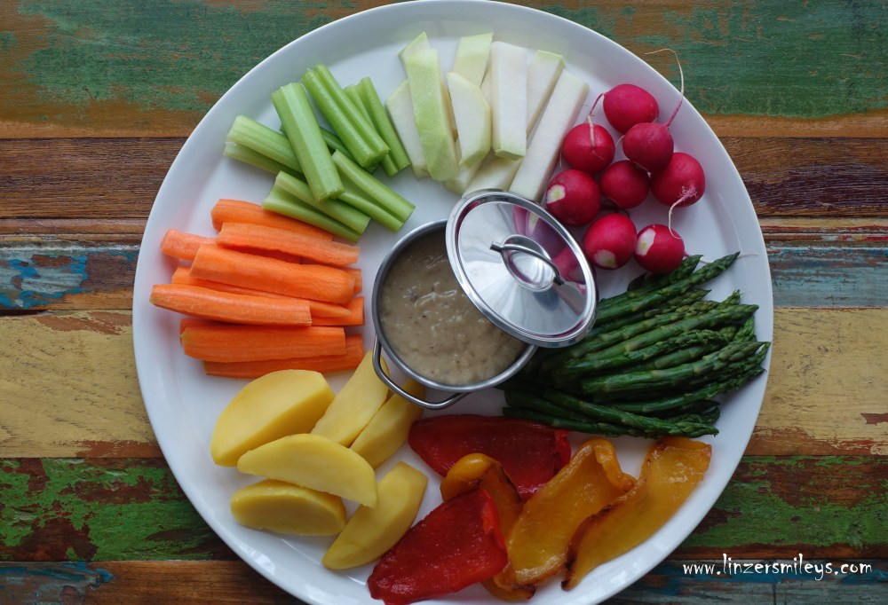 Bagna caoda, Bagna cauda, Knoblauch-Sardellen-Dip aus dem Piemont, italienische Spezialität, cremig, mit Milch, con latte, aus dem 16. Jahrhundert, lecker zu Rohkost, zu gekochtem, gebratenem oder gegrilltem Gemüse, zu Fisch oder Fleisch, Grillfest, Partygericht, Fujòt, Fujot, Piemonte, staple dish, Grundnahrungsmittel, Daniela Terenzi #linzersmileys