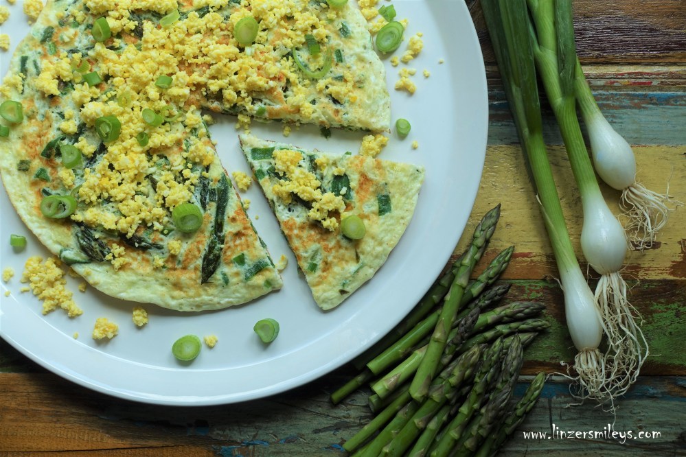 Eiweißomelett mit Spargel und Jungzwiebeln, Omelett aus Eiklar, Eiweißverwertung, Resterlküche, Lebensmittelreste verkochen, clever, nachhaltig, besser verwenden als verschwenden, restlos genießen, proteinreich, gebratener Spargel