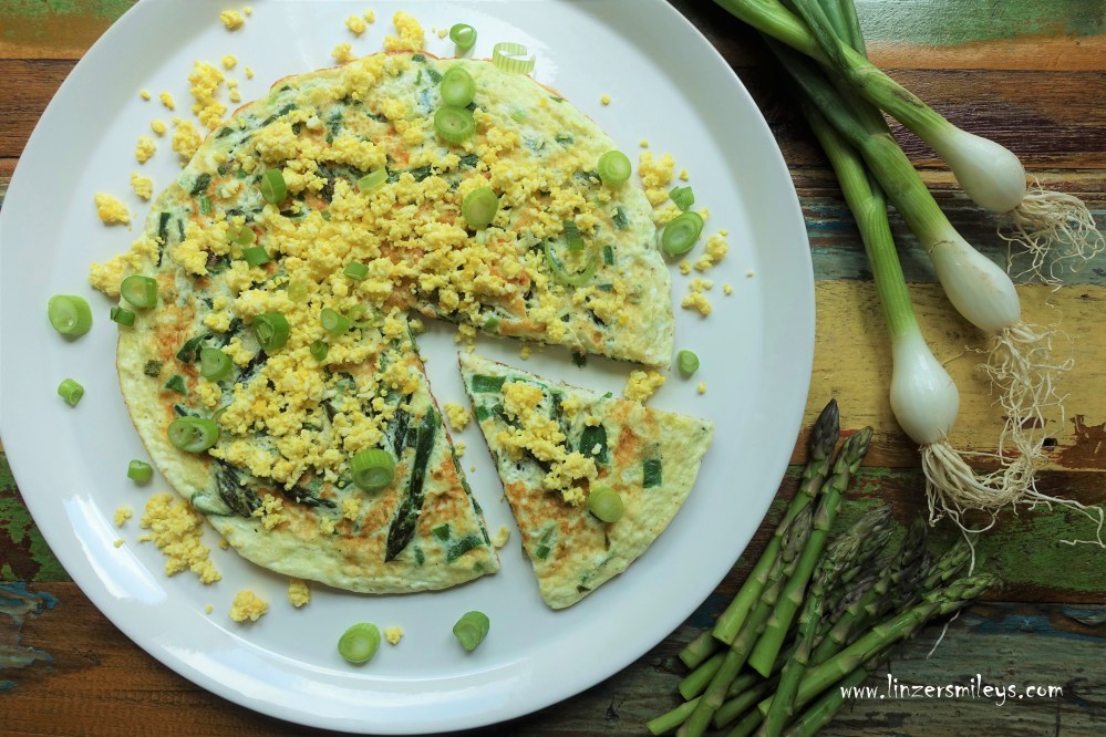 Eiweißomelett mit Spargel und Jungzwiebeln, Omelett aus Eiklar, Eiweißverwertung, Resterlküche, Lebensmittelreste verkochen, clever, nachhaltig, besser verwenden als verschwenden, restlos genießen, proteinreich, gebratener Spargel