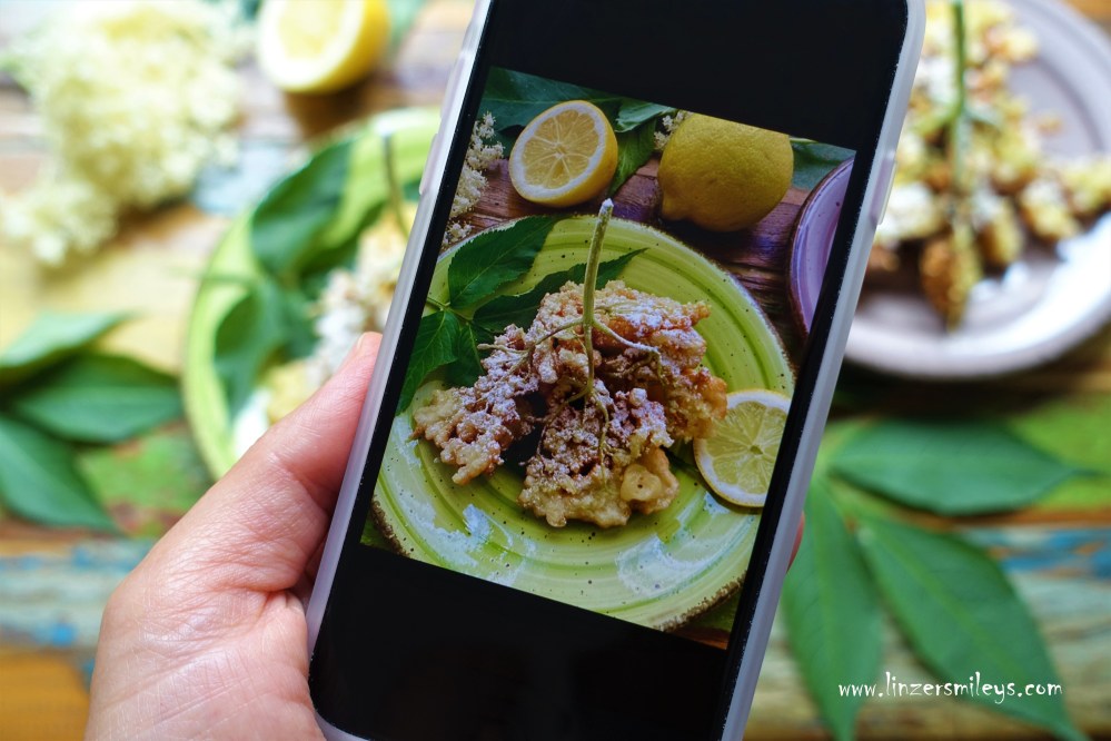 Holunderblüten, Holunderblütendolden, Holler, für gebackene Hollerstrauben, Frühling, österreichisch kochen wie zu Omas Zeiten, gebackene Mehlspeisen, frittiert, süß und köstlich, mit Zitrone und Buttermilch #linzersmileys