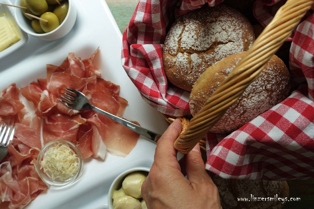 Vinschgerl, würzige Brötchen, Südtirol, Vinschgau, ohne Sauerteig, mit Buttermilch und Hefe, Bockshornklee, Brotklee, Fenschel, Kümmel, Koriander, Brot backen, easy and quick, perfekt zu Südtiroler Speck, Wanderjause, Merend