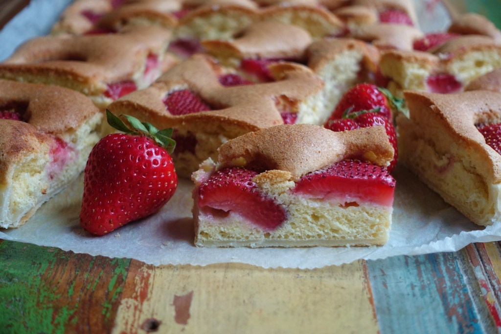 Erdbeertarte aus zweierlei Teig, mit Biskuit- und Blätterteig, Erdbeeren im Doppelbett, ein Kuchen mit doppeltem Boden, originell, köstlich, einfach zu transportieren, Fingerfood, perfekt für ein Picknick im Grünen