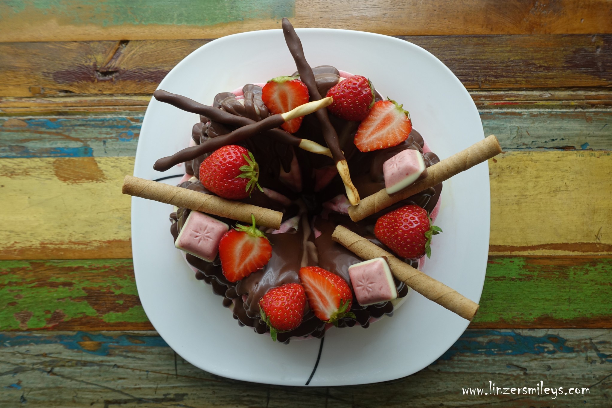 „Genuss in ROT-WEIß-ROT“: marmorierter Eis – Gugelhupf „Erdbeer-Vanille ... „Genuss in ROT-WEIß-ROT“: marmorierter Eis – Gugelhupf „Erdbeer-Vanille ...