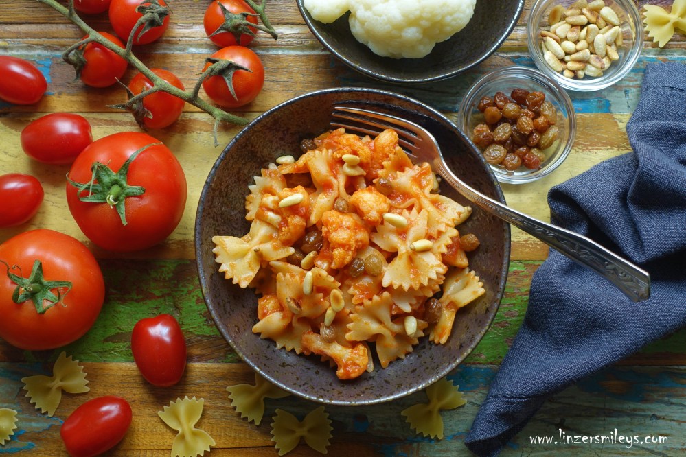 Pasta mit Karfiol, Blumenkohl, cavolfiore, Farfalle, italienisches Nudelgericht, aus Sizilien, mit Rosinen und gerösteten Pinienkernen, italienisch kochen, mit Gemüse, mediterran, Tomaten, Paradeiser, vegetarisch, Nudeln