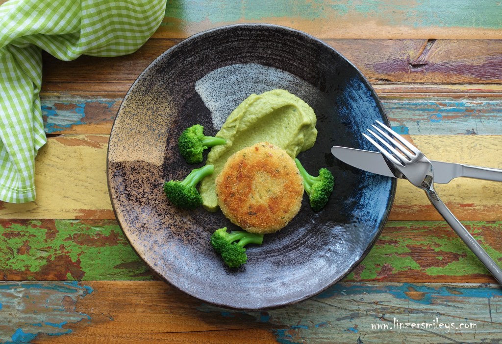 Kartoffel-Thunfisch-Taler, Laibchen, Pflanzerl, Bratlinge, Frikadellen mit Fisch, Broccoli, Brokkoli, Püree, Stampf aus Gemüse, Broccolicreme, delikat, einfach, köstlich, gesund, Broccoli-Röschen als Garnitur