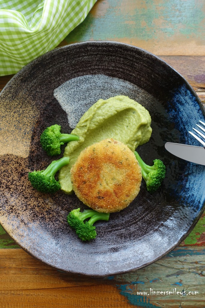 Kartoffel-Thunfisch-Taler, Laibchen, Pflanzerl, Bratlinge, Frikadellen mit Fisch, Broccoli, Brokkoli, Püree, Stampf aus Gemüse, Broccolicreme, delikat, einfach, köstlich, gesund, Broccoli-Röschen als Garnitur