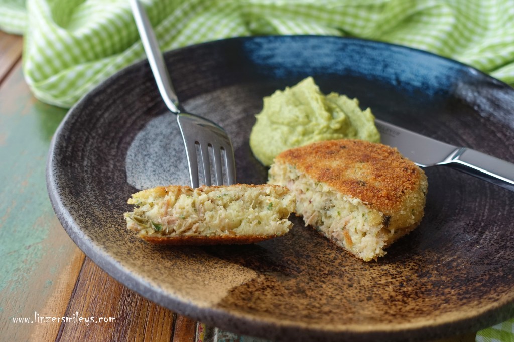 Kartoffel-Thunfisch-Taler, Laibchen, Pflanzerl, Bratlinge, Frikadellen mit Fisch, Broccoli, Brokkoli, Püree, Stampf aus Gemüse, Broccolicreme, delikat, einfach, köstlich, gesund, Broccoli-Röschen als Garnitur