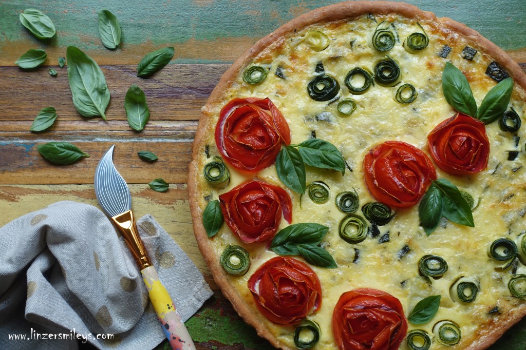 #linzersmileys #afba20 #janatürlich , kreativ und einfach, für Kinder kochen, JNB Ja! Natürlich Bio-Gemüse aus Österreich, heimisches Superfood, Zucchini, Tomaten, Paradeiser, Quiche, Tarte, vegetarisch, märchenhaft backen, Sommer, Partygerichte, Dornröschen, Tomaten-Rosen, Deko selbst gemacht, DIY Kuchendeko