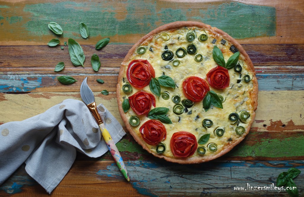 #linzersmileys #afba20 #janatürlich , kreativ und einfach, für Kinder kochen, JNB Ja! Natürlich Bio-Gemüse aus Österreich, heimisches Superfood, Zucchini, Tomaten, Paradeiser, Quiche, Tarte, vegetarisch, märchenhaft backen, Sommer, Partygerichte, Dornröschen, Tomaten-Rosen, Deko selbst gemacht, DIY Kuchendeko