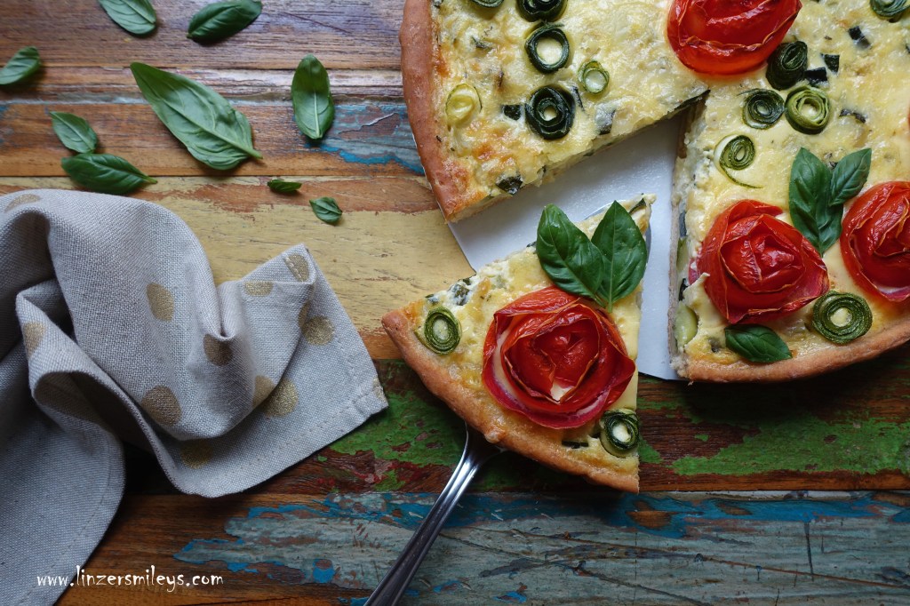 #linzersmileys #afba20 #janatürlich , kreativ und einfach, für Kinder kochen, JNB Ja! Natürlich Bio-Gemüse aus Österreich, heimisches Superfood, Zucchini, Tomaten, Paradeiser, Quiche, Tarte, vegetarisch, märchenhaft backen, Sommer, Partygerichte, Dornröschen, Tomaten-Rosen, Deko selbst gemacht, DIY Kuchendeko