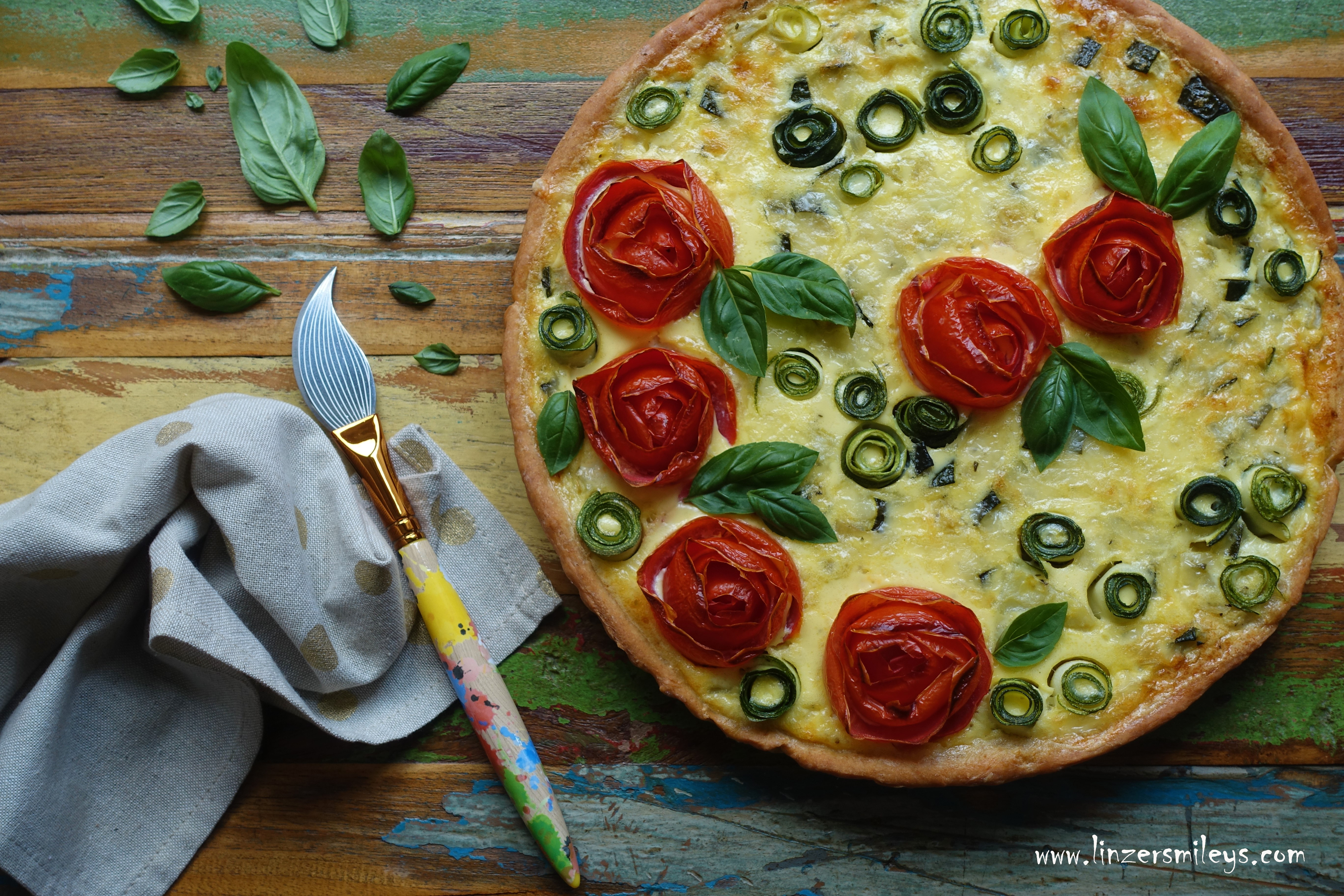 #linzersmileys #afba20 #janatürlich , kreativ und einfach, für Kinder kochen, JNB Ja! Natürlich Bio-Gemüse aus Österreich, heimisches Superfood, Zucchini, Tomaten, Paradeiser, Quiche, Tarte, vegetarisch, märchenhaft backen, Sommer, Partygerichte, Dornröschen, Tomaten-Rosen, Deko selbst gemacht, DIY Kuchendeko