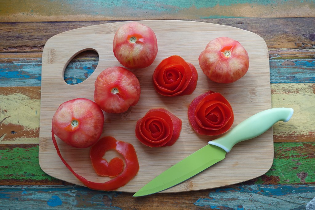DIY Kuchendeko aus Tomaten, Tomatenrosen selbst gemacht, Röschen, Dornröschen, märchenhaft