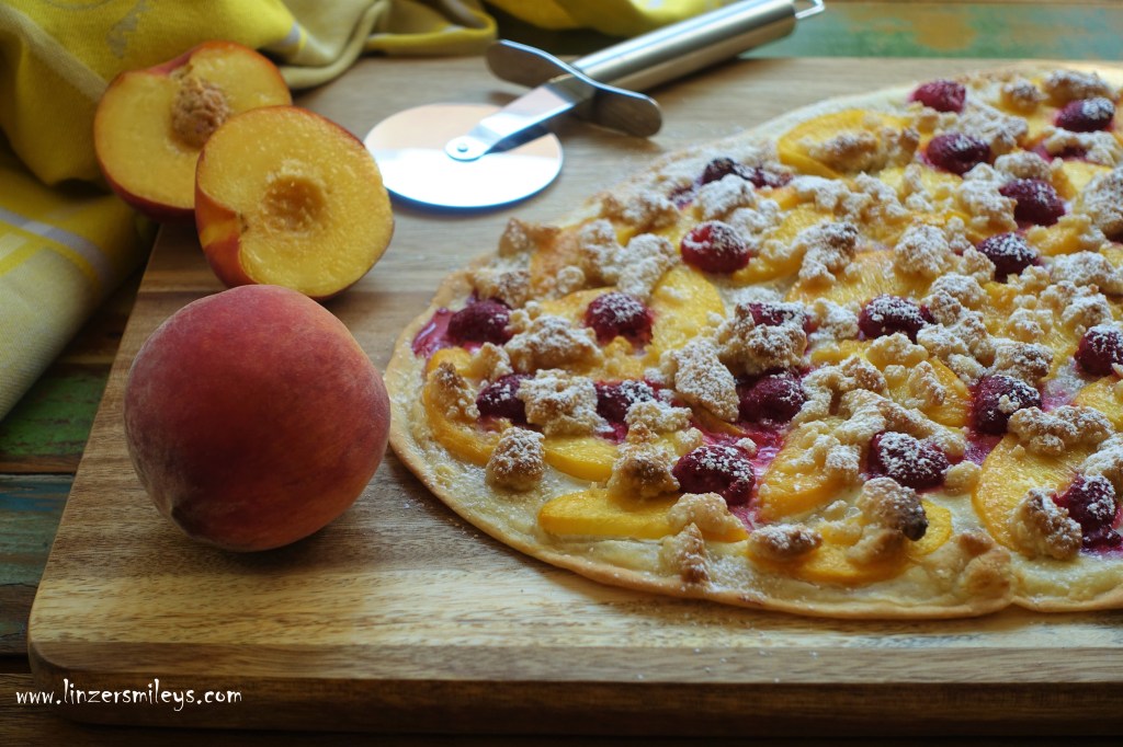 süßer Flammkuchen mit Streuseln, Tarte flammbée sucrée, tarte flambée sucrée aux pêches et framboises, französisch backen, Spezialität aus dem Elsass, Alsace, alsacienne, mit Früchten, Pfirsich, Himbeeren, #linzersmileys, Kuchen mit Suchtfaktor