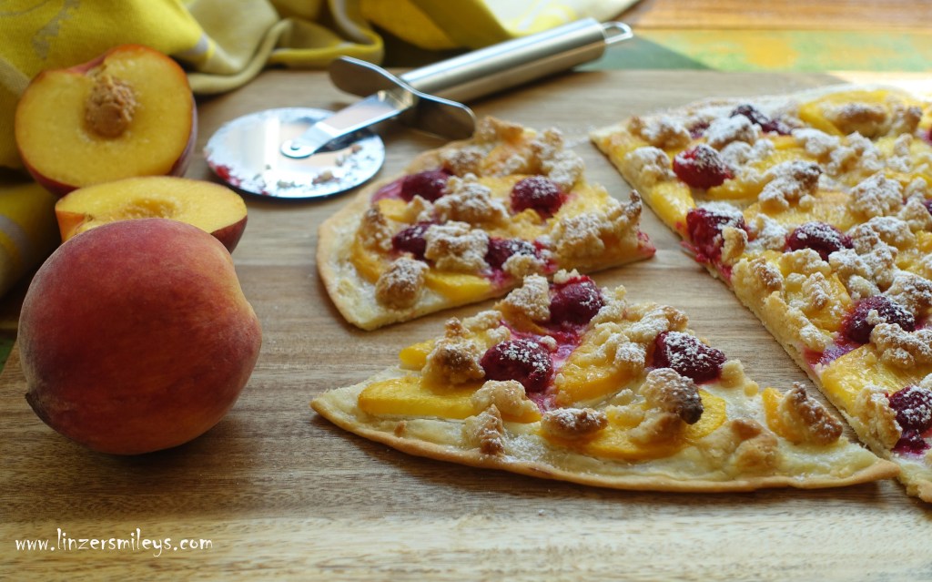 süßer Flammkuchen mit Streuseln, Tarte flammbée sucrée, tarte flambée sucrée aux pêches et framboises, französisch backen, Spezialität aus dem Elsass, Alsace, alsacienne, mit Früchten, Pfirsich, Himbeeren, #linzersmileys, Kuchen mit Suchtfaktor