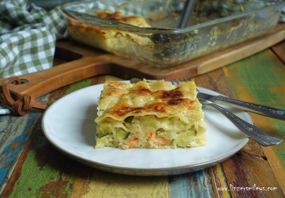 Lasagne mit Zucchini und Lachs, italienisch kochen, Nudelauflauf mit Gemüse und Fisch, Lasagneblätter ohne Vorkochen, mit Bechamel, Parmesan, Nudeln aus dem Backofen, einfach vorzubereiten, perfekt für Gäste