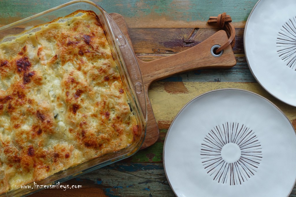 Lasagne mit Zucchini und Lachs, italienisch kochen, Nudelauflauf mit Gemüse und Fisch, Lasagneblätter ohne Vorkochen, mit Bechamel, Parmesan, Nudeln aus dem Backofen, einfach vorzubereiten, perfekt für Gäste