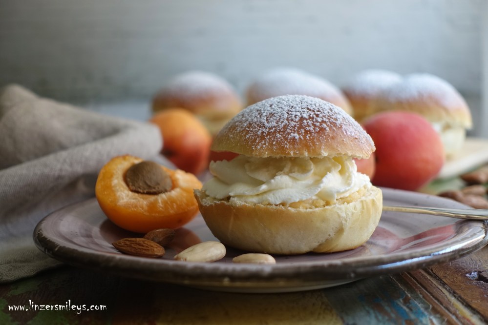 #linzersmileys #afba20 SWE #ikeaösterreich #ikea schwedisch kochen und backen, Semla, Semlor, Schwedenkrapfen, mandelmassa, Mandelcreme, Marzipan, Vanille-Obers, Sahnehäubchen, lent buns, fettisdagen, fastlagsbullar, hetvägg, Sommervariante, sommerlich fruchtig, mit Marille, Aprikose