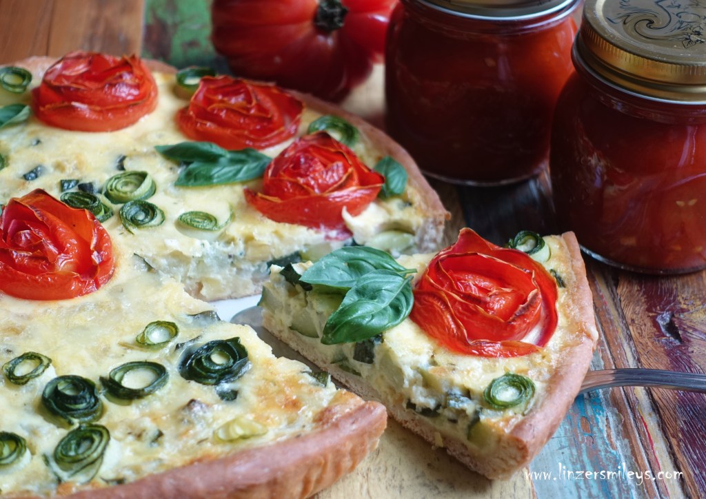#linzersmileys #janatürlich , kreativ und einfach, für Kinder kochen, JNB Ja! Natürlich Bio-Gemüse aus Österreich, heimisches Superfood, Zucchini, Tomaten, Paradeiser, Quiche, Tarte, vegetarisch, märchenhaft backen, Sommer, Partygerichte, Dornröschen, Tomaten-Rosen, Deko selbst gemacht, DIY Kuchendeko