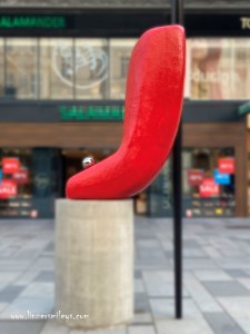 Slip of the Tongue, Kunst am Wiener Graben, Kunstplatz, Alexandra Bircken, Zungeninstallation, Zungen-Kunstwerk, temporär ausgestellt, Wien