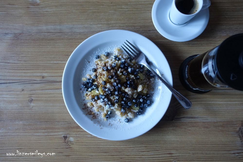 Muas, Mehlschmarren ohne Eier, Spezialität aus dem Pinzgau, Moosbee, Heidelbeeren, Blaubeeren, Schwarzbeeren, Salzburg, #UrlaubinÖsterreich Genuss in Rot-Weiß-Rot, Urlaub in Österreich, Urlaub daheim