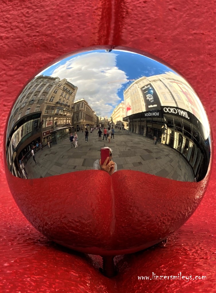 Slip of the Tongue, Kunst am Wiener Graben, Kunstplatz, Alexandra Bircken, Zungeninstallation, Zungen-Kunstwerk, temporär ausgestellt, Wien