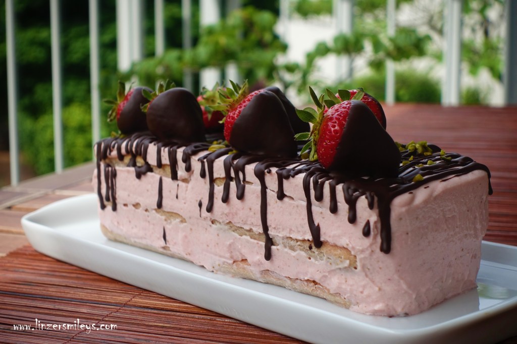 Erdbeer-Tiramisu in Terrinenform, mit Mascarpone, Biskotten, Löffelbiskuits, mit Schokolade gedrippt, Erdbeeren und Pistazien #linzersmileys