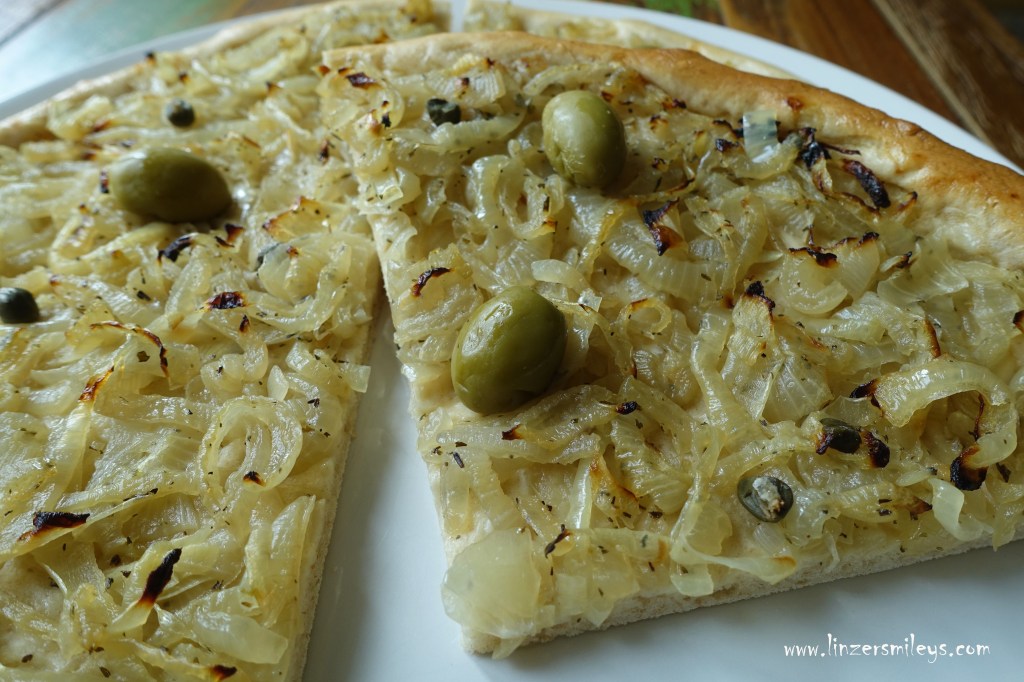 Pissaladière, Spezialität aus Südfrankreich, Nizza, Nice, Pizza mit Zwiebeln, vegan mediterran #linzersmileys