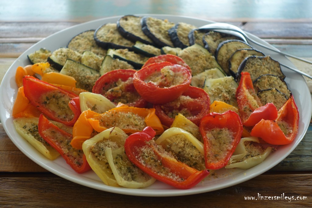 Verdure gratinate al forno, vegan, meditaerran, gratiniertes Ofengemüse, Sommergemüse, Melanzani, Auberginen, Zucchini, Paprika, mit würziger Brösel-Kruste