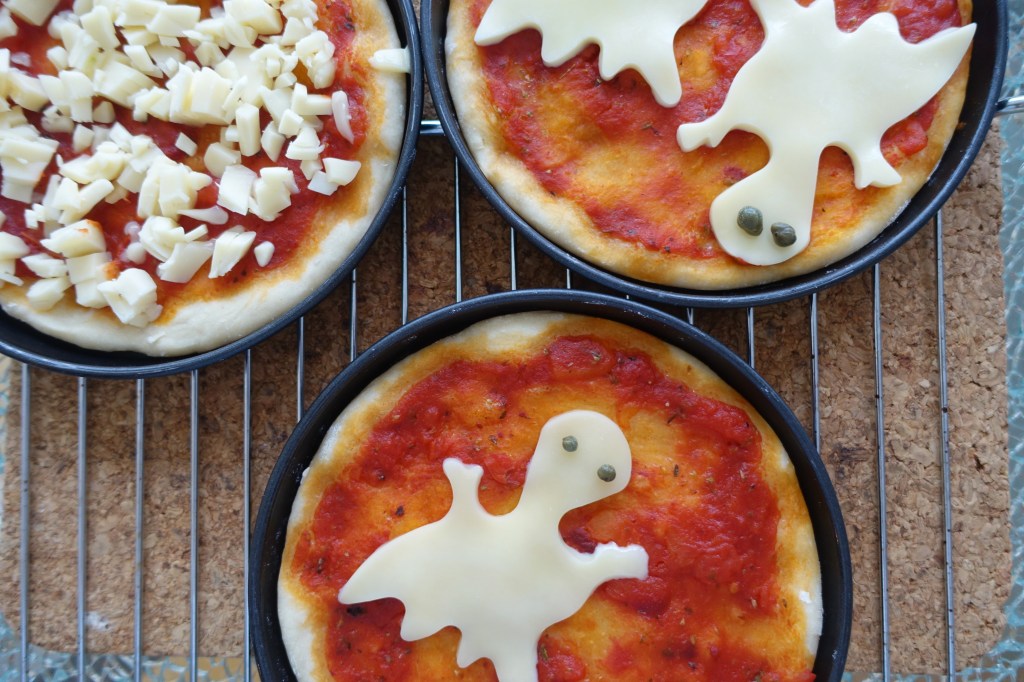 Happy Halloween! gespenstisch, gruselig backen, Käse-Gespenster, Grusel-Pizza, Käse-Geister, käsig, Pizza mit Gruselfaktor, Pizzette "Fantasma", fantasmini, italienisch kochen, für Kinder, Halloween-Party