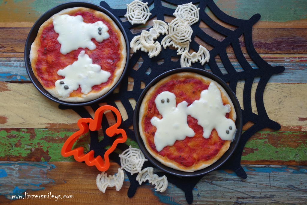 Happy Halloween! gespenstisch, gruselig backen, Käse-Gespenster, Grusel-Pizza, Käse-Geister, käsig, Pizza mit Gruselfaktor, Pizzette "Fantasma", fantasmini, italienisch kochen, für Kinder, Halloween-Party