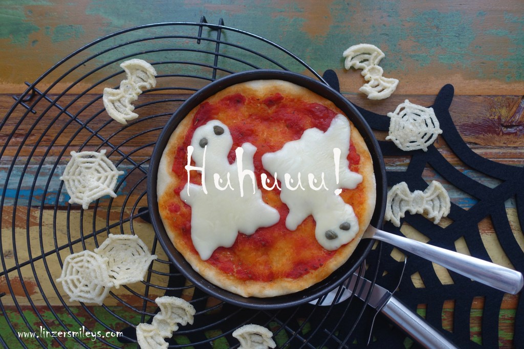 Happy Halloween! gespenstisch, gruselig backen, Käse-Gespenster, Grusel-Pizza, Käse-Geister, käsig, Pizza mit Gruselfaktor, Pizzette "Fantasma", fantasmini, italienisch kochen, für Kinder, Halloween-Party #linzersmileys