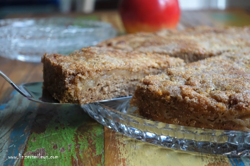 Schüttelkuchen mit Äpfeln, geschüttelt und nicht gerührt, backen ohne Waage und Mixer oder Küchenmaschine, easy-peasy, EasyBaking, herbstlich, einfache und schnelle Zubereitung, Kuchen mit Äpfeln (und Birnen), nachgebacken, herbstliche Back-Inspiration #linzersmileys