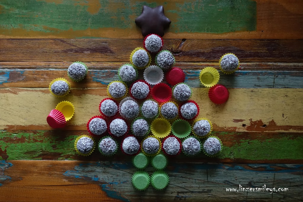 Chokladbollar, schwedische Schokokugeln mit Haferflocken und Kokos, EasyBaking, easy-peasy, mit Butter und Kakao, ohne Eier! No Bake, Süßes ohne Backofen, Pralinen, Konfekt, selbst gemacht, einfach und schnell, mit wenigen Zutaten, Christmastree #linzersmileys
