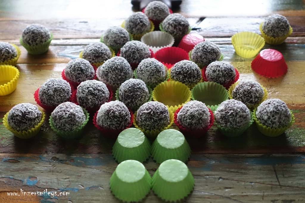 Chokladbollar, schwedische Schokokugeln mit Haferflocken und Kokos, EasyBaking, easy-peasy, mit Butter und Kakao, ohne Eier! No Bake, Süßes ohne Backofen, Pralinen, Konfekt, selbst gemacht, einfach und schnell, mit wenigen Zutaten, Christmastree #linzersmileys