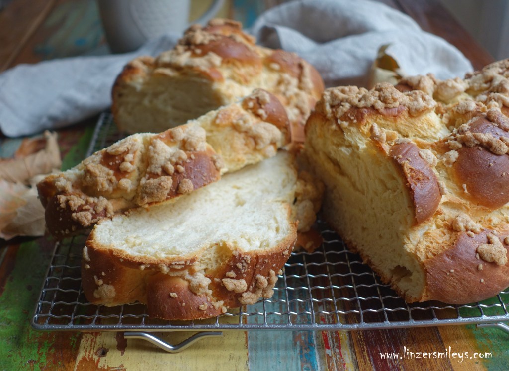 Flechtanleitung Sechsstrangzopf, Brauchtumsgebäck, Allerseelen, Allerheiligen, Hefeteig, Briochezopf, Striezel, mit Butterstreuseln, fluffig, lecker, Frühstück, mit Butter und Zimt, Kardamom