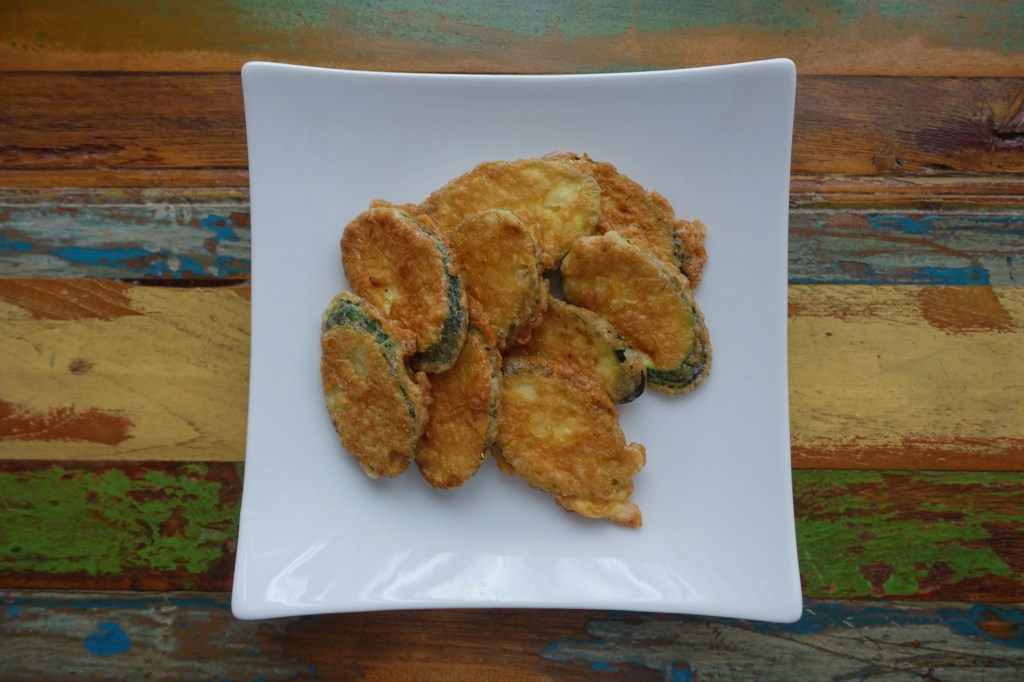 Piccata alla milanese con zucchine, mit Zucchinischeiben in knuspriger Ei-Parmesan-Hülle, vegetarische Interpretation, ohne Fleisch, mit Gemüse, italienische Gemüseküche, zucchine fritte, in Öl gebacken, mit Spaghetti und Tomatensoße, sugo di pomodoro, Tomatensauce, Gemüseschnitzel nach Mailänder Art #linzersmileys