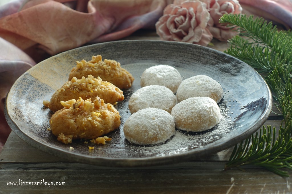 Kourambiedes, Kourabiedes, griechische Weihnachtskekse, halbmondförmig oder rund, griechische Vanillekipferl,  mit Mandeln, griechisch backen, Weihnachten international #linzersmileys
