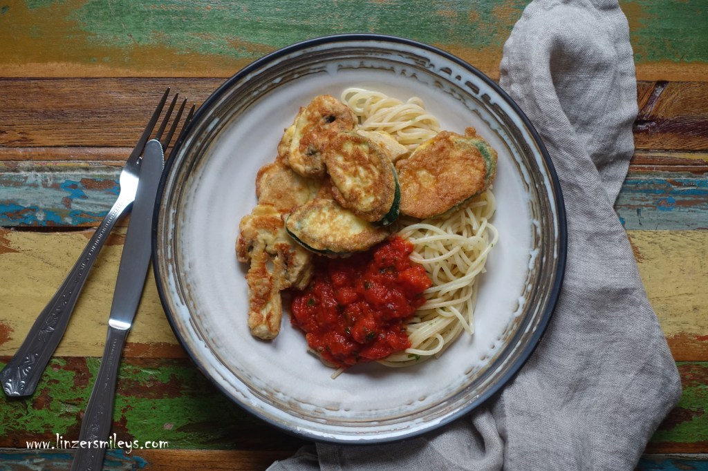 Piccata alla milanese con zucchine, mit Zucchinischeiben in knuspriger Ei-Parmesan-Hülle, vegetarische Interpretation, ohne Fleisch, mit Gemüse, italienische Gemüseküche, zucchine fritte, in Öl gebacken, mit Spaghetti und Tomatensoße, sugo di pomodoro, Tomatensauce, Gemüseschnitzel nach Mailänder Art #linzersmileys