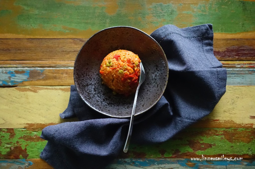 Djuvec-Reis, serbisch, kroatisch, Beilagenreis mit Gemüse, Paprika und Tomaten, Erbsen, Ajvar, Bettdeckenmethode, Bettdeckenreis, frisch aus dem Bett #linzersmileys, Rezept auf dem Foodblog von Daniela Terenzi, kochen ohne Küche, mit nur einer Herdplatte