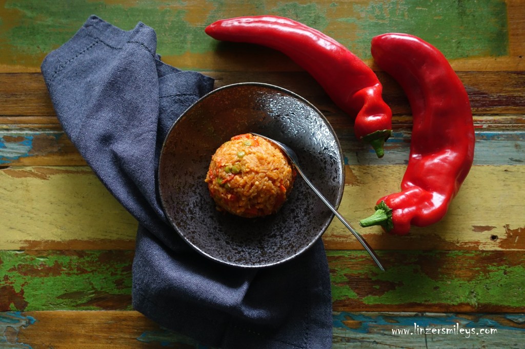 Djuvec-Reis, serbisch, kroatisch, Beilagenreis mit Gemüse, Paprika und Tomaten, Erbsen, Ajvar, Bettdeckenmethode, Bettdeckenreis, frisch aus dem Bett #linzersmileys, Rezept auf dem Foodblog von Daniela Terenzi, kochen ohne Küche, mit nur einer Herdplatte