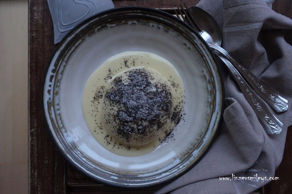 Germknödel, selbst gemacht, #homemade mit Germ, Hefe, mit Vanillesoße, Vanillesauce, Mohnzucker, Mohn aus dem Waldviertel, österreichisch, Bayern, Genuss in Rot-Weiß-Rot, Spezialität aus der österreichischen Mehlspeisküche, Mehlspeise, mit böhmischen Wurzeln #linzersmileys