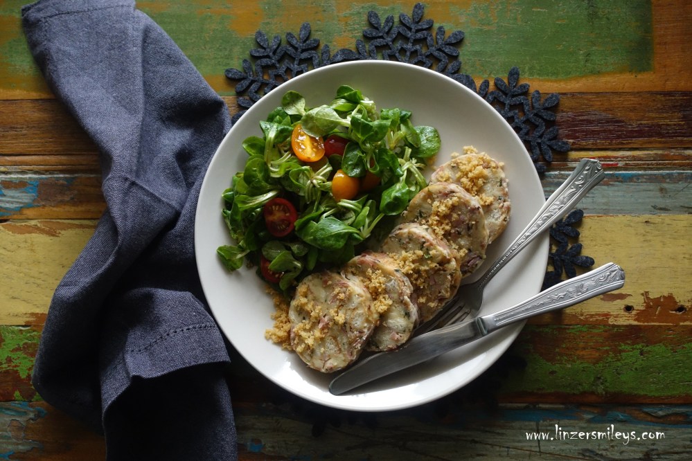 Klosterneuburger Serviettenknödel, Knödel aus altbackenem Brot, in der Serviette gekocht, im Geschirrtuch oder Hangerl, mit Schinken oder Geselchtem, Rauchfleisch, Resteverwertung, nachhaltig kochen, österreichisch, aus Niederösterreich
