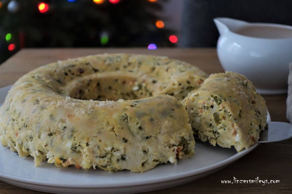 Nudelring mit Eiern, Gemüse und Räucherlachs, dazu rosa Béchamelsoße, mit Paprika und Schnittlauch, Resteverwertung, über Dampf garen, Kochexperiment, kreativ, Idee von Foodbloggerin Daniela Terenzi #linzersmileys