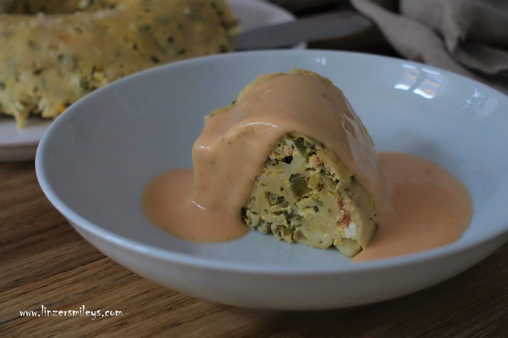 Nudelring mit Eiern, Gemüse und Räucherlachs, dazu rosa Béchamelsoße, mit Paprika und Schnittlauch, Resteverwertung, über Dampf garen, Kochexperiment, kreativ, Idee von Foodbloggerin Daniela Terenzi #linzersmileys