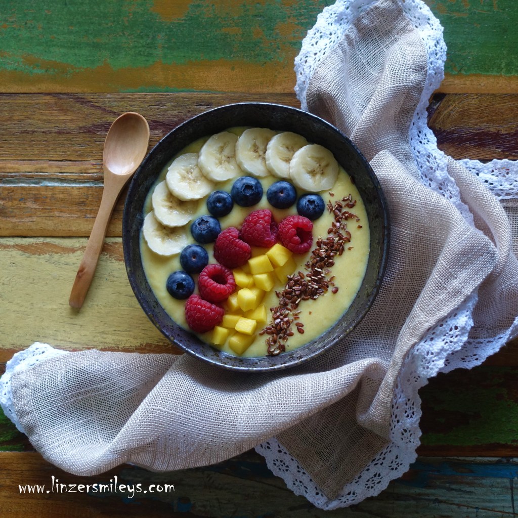 #SqareUp by BettyB, Smoothie Bowl, pimped up, aufgepeppt, aufgemascherlt, aufgetischt, Frühstück, mit exotischen Früchten und Kurkuma, kunstvoll garniert, lecker, gesund,  #linzersmileys by Daniela Terenzi