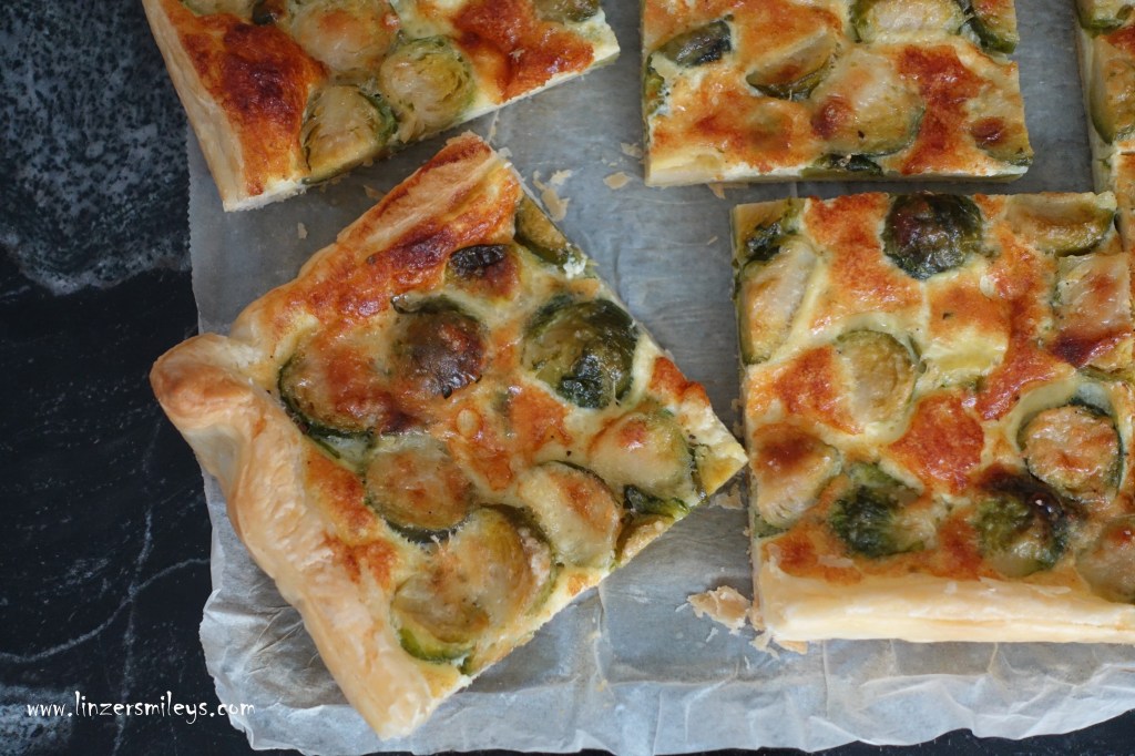 Tarte aux choux de Bruxelles et parmesan, Blätterteigtarte, mit Kohlsprossen, cavolini di Bruxelles, Rosenkohl, mit Parmesankruste, parmigiano reggiano, französisch backen, herzhaft, mit Gemüse, vegetarisch, Rezept von Daniela Terenzi #linzersmileys 