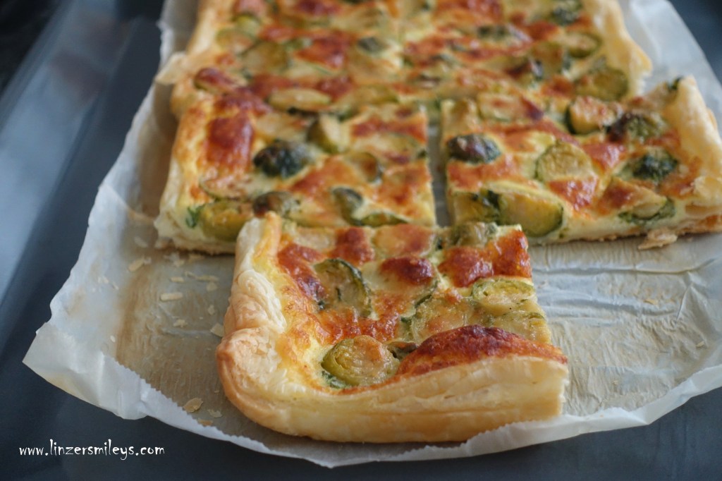 Tarte aux choux de Bruxelles et parmesan, Blätterteigtarte, mit Kohlsprossen, cavolini di Bruxelles, Rosenkohl, mit Parmesankruste, parmigiano reggiano, französisch backen, herzhaft, mit Gemüse, vegetarisch, Rezept von Daniela Terenzi #linzersmileys 