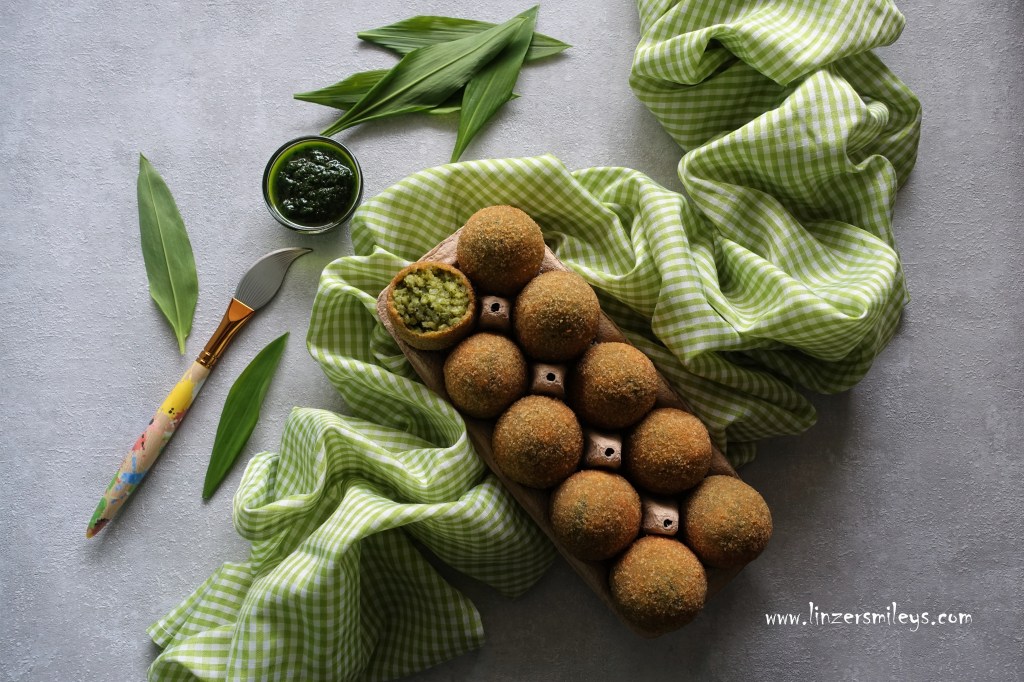 Es grünt so grün der Bärlauch, bärlauchgrün, Bärlauchzeit, Bärlauchrisotto, Bärlauchpaste, Risottoeier, sizilianisch inspiriert, Arancini di Pasqua, österlich kochen, Ostern, pikante Ostereier, frittiert, paniert, Kochkunst, #linzersmileys - Foodblog von Daniela Terenzi