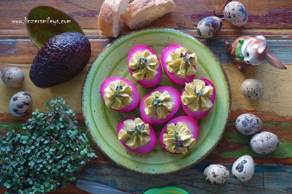 Purple Pickled Eggs, Deviled Eggs, teuflische eier, teuflisch rüben-rote Ostereier, gefüllte Eier, eingelegte Eier, violett, natürlich gefärbte Ostereier, Partykracher, rübenrot, Rote-Rüben-Salat, Rote Bete, Raunen, Runkeln, mit Avocado-Mayo #linzersmileys