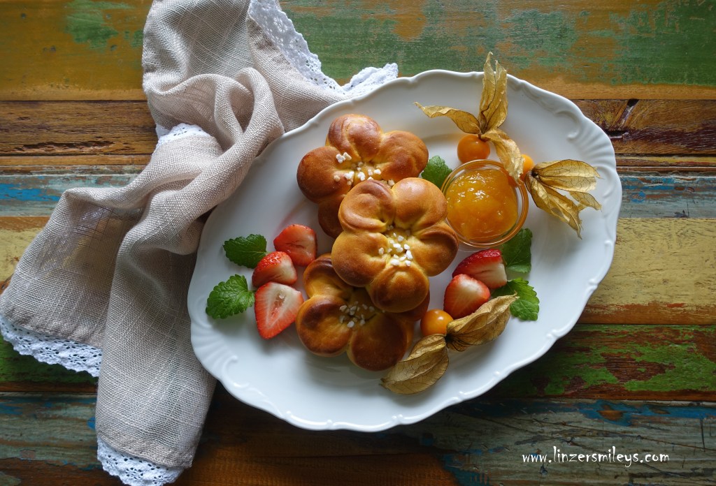 Briocheblumen, DIY, petites brioches fleurs, Hefeteig, Germteig, fluffig, leicht, perfekt fürs Frühstück, zum Muttertag, mit Hagelzucker, Hefeteig mit Kürbis, Süßes mit Gemüse, mit Gemüsepüree Süßes backen, ohne Ei, kreativ, #linzersmileys